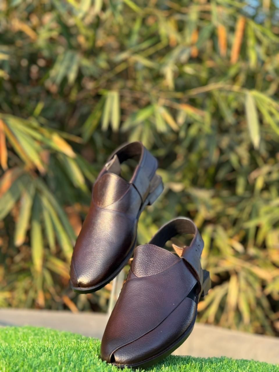 Simple Brown Leather Peshawari Sandals for Men – Handcrafted Traditional Chappal with Buckle Strap